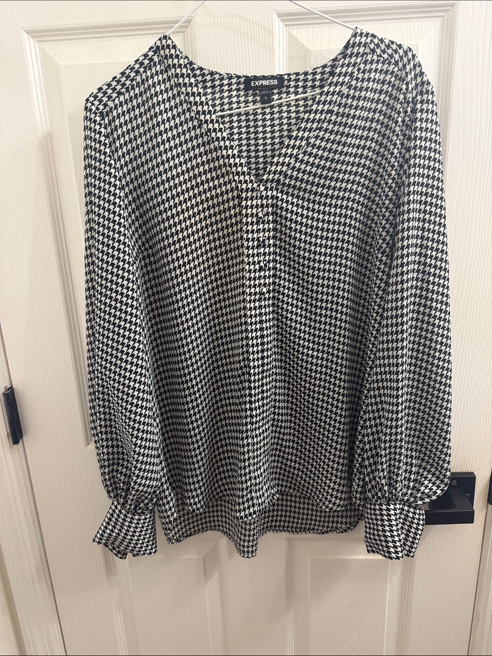 Express Black and White Houndstooth V‑Neck Long Sleeve Blouse - Picture 1 of 1